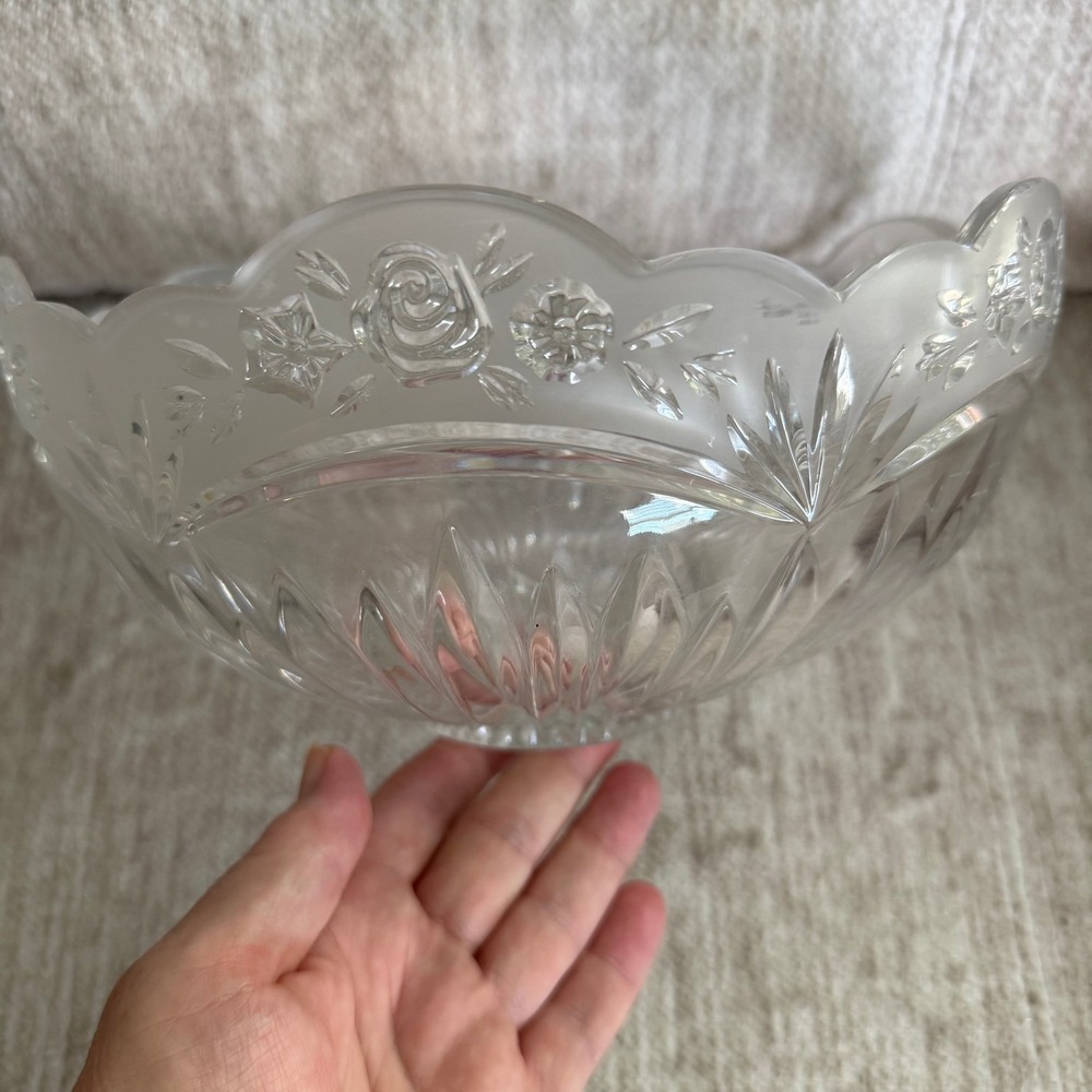 Vintage Oneida Southern Garden Frosted Crystal Scalloped Edge Centerpiece Bowl